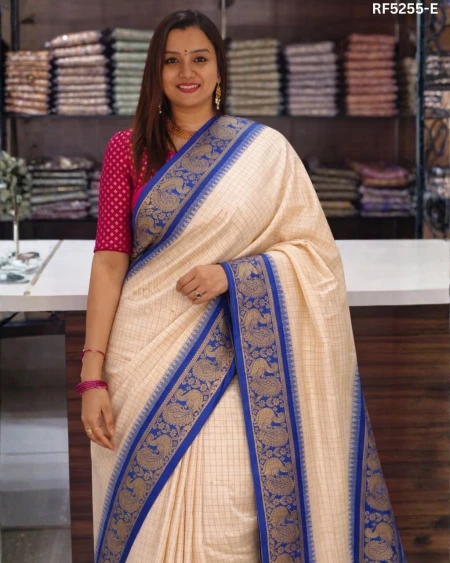 Elegant Soft Silk Saree with Contrast Pallu & Unstitched Blouse!