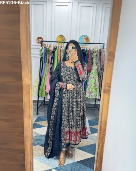 Elegant Muslin Cotton Gown Set with Kalamkari & Mirror Work!
