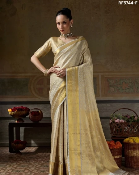 Elegant Kanchivaram Silk Saree with Unstitched Blouse – Classic Traditional Wear!