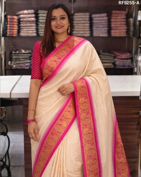 Elegant Soft Silk Saree with Contrast Pallu & Unstitched Blouse!