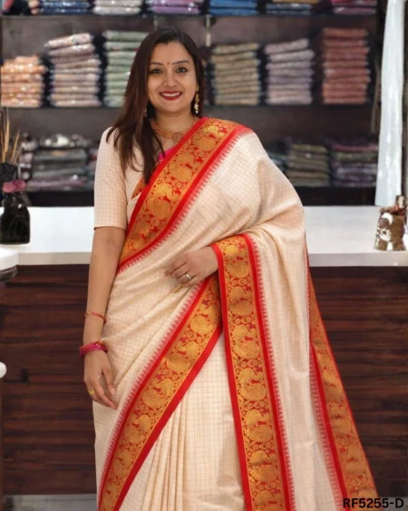 Elegant Soft Silk Saree with Contrast Pallu & Unstitched Blouse!