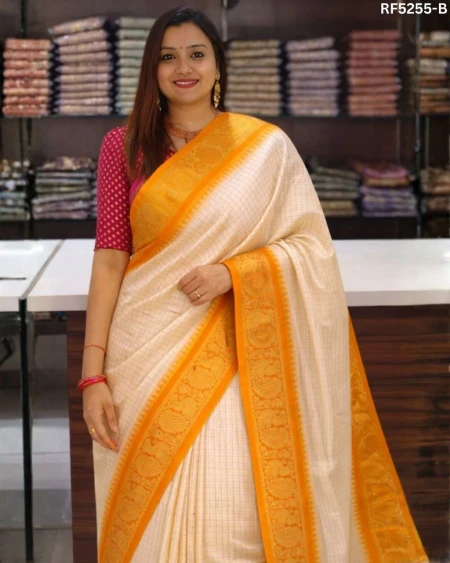Elegant Soft Silk Saree with Contrast Pallu & Unstitched Blouse!