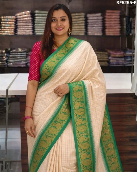 Elegant Soft Silk Saree with Contrast Pallu & Unstitched Blouse!