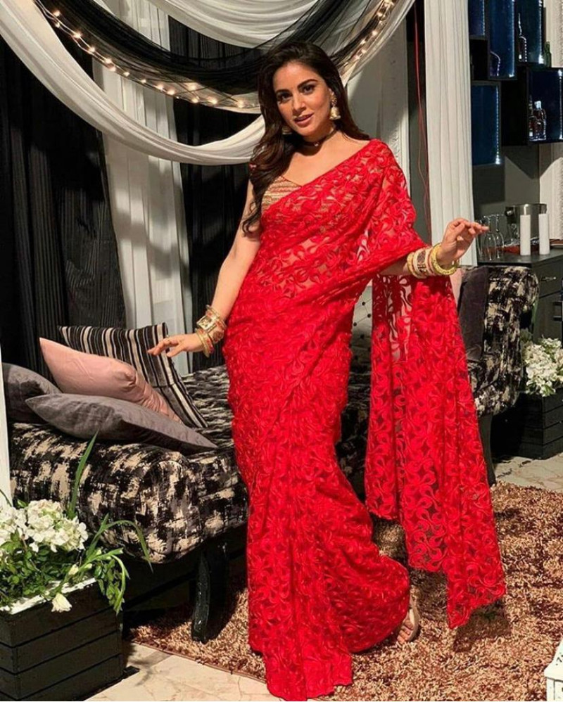 Beautiful Red Color Net Saree Vastraqueen Vastraqueen is the best online shopping app to shop ethnic wear collections for sarees, salwar kameez, indo western, shape wear, combo set, jewelry, tops and kurtis, gowns and lehengas. beautiful red color net saree vastraqueen