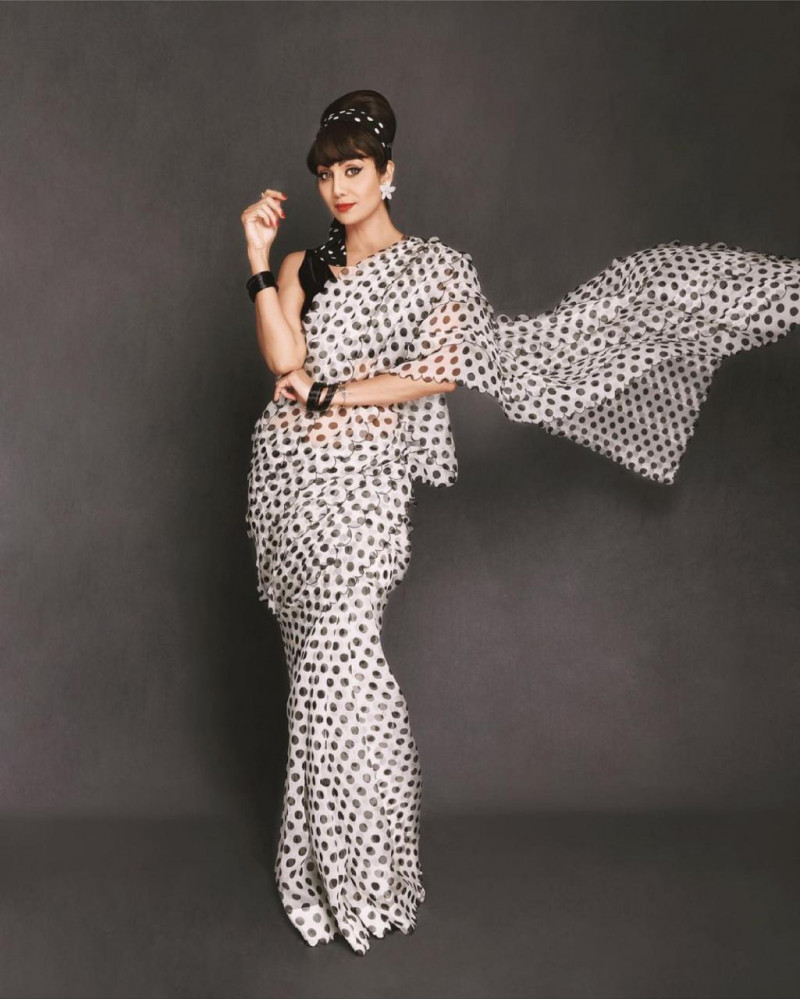Shilpa Shetty Black And White Polka Dot Bollywood Saree | Vastraqueen